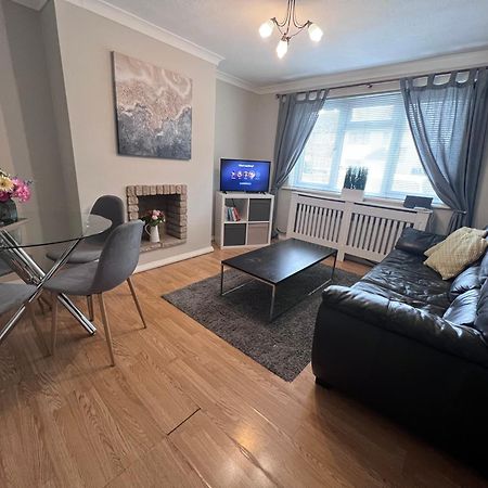 Croydon Apartment With Parking Londra Dış mekan fotoğraf