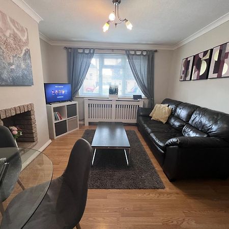 Croydon Apartment With Parking Londra Dış mekan fotoğraf