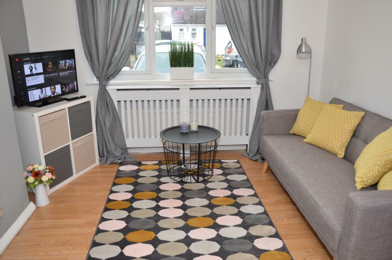 Croydon Apartment With Parking Londra Dış mekan fotoğraf